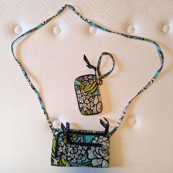 Sold Vera Bradley small clutch/wallet and wristlet - Picture 6 of 7